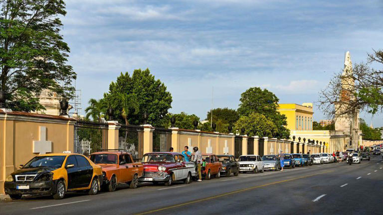 Las colas para adquirir combustible fueron una constante en las calles cubanas durante 2023.