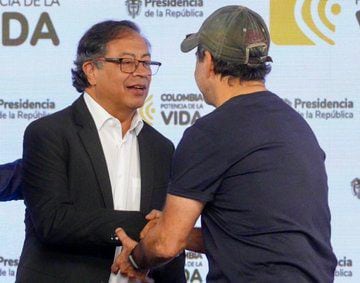 Apretón De Manos Entre El Presidente Petro Y El Alcalde Álex Char En La ...