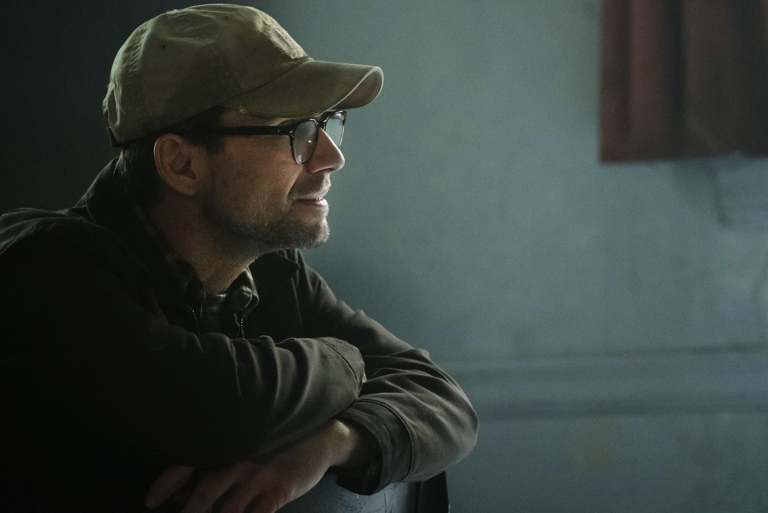 <p>Speaking of Esmail, he’s got a thing for movie stars making a move to TV. Slater had transitioned to being a TV guy before his turn on <em>Mr. Robot</em>, though. You would be forgiven for forgetting <em>The Forgotten</em>, which ran 17 episodes, or <em>Breaking In</em>, which ran 20.</p><p>You may also like: <a href='https://www.yardbarker.com/entertainment/articles/20_facts_you_might_not_know_about_return_of_the_jedi_010924/s1__37682010'>20 facts you might not know about 'Return of the Jedi'</a></p>
