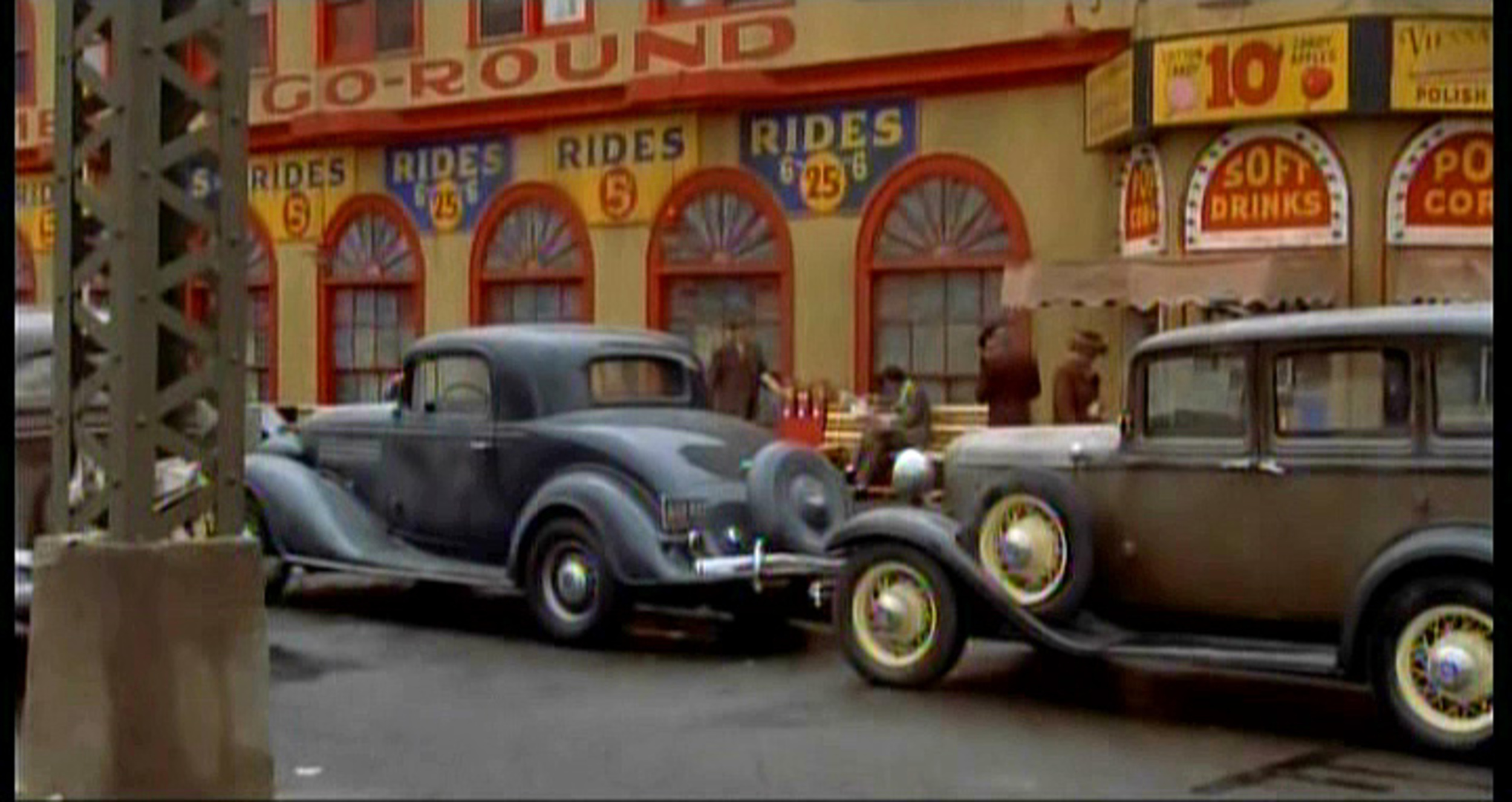 <p>Tony Bill, one of the producers of the film, was also a fan of antique cars. This came in handy because he was able to loan the movie the 1935 Pierce Arrow that serves as Lonnegan’s car in the movie. It was extremely rare and had Bill not been a producer on the film they likely would have never found another car of that kind.</p><p>You may also like: <a href='https://www.yardbarker.com/entertainment/articles/20_facts_you_might_not_know_about_the_hunt_for_red_october_010924/s1__37662044'>20 facts you might not know about 'The Hunt for Red October'</a></p>