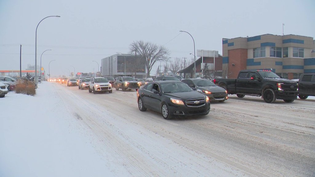 Edmonton Crews Hit The Roads As City Experiences First Major Snowfall   AA1mIJl6.img