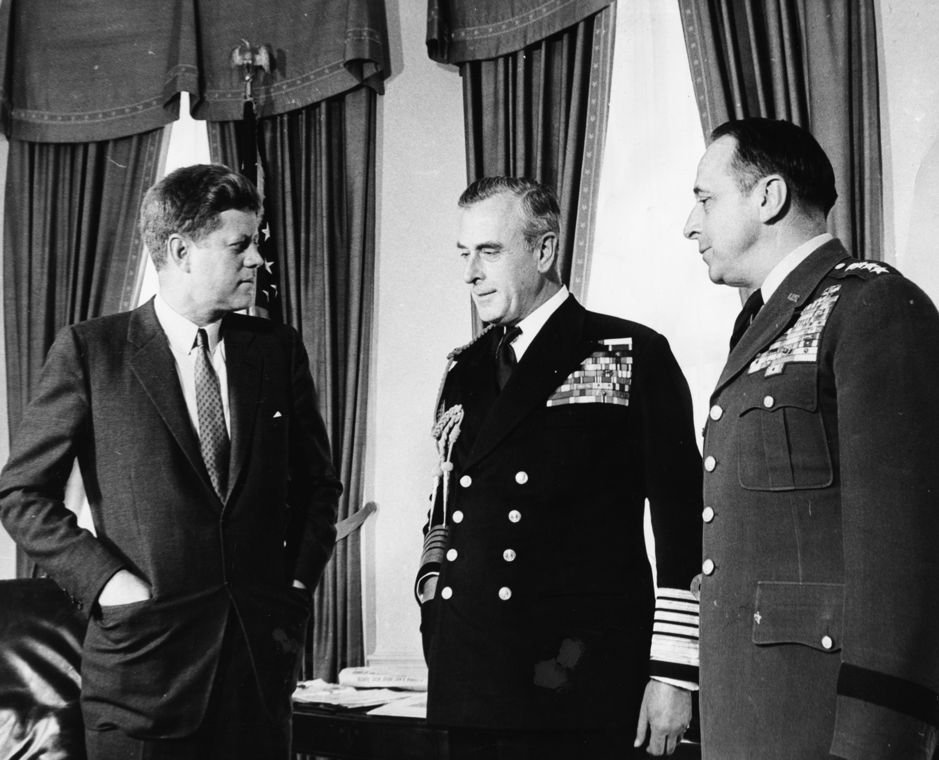 アメリカ人が夢中になっている陰謀論