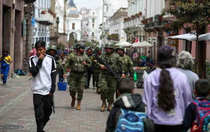 Fuertes imágenes | Ejecutan a personal penitenciario en Ecuador