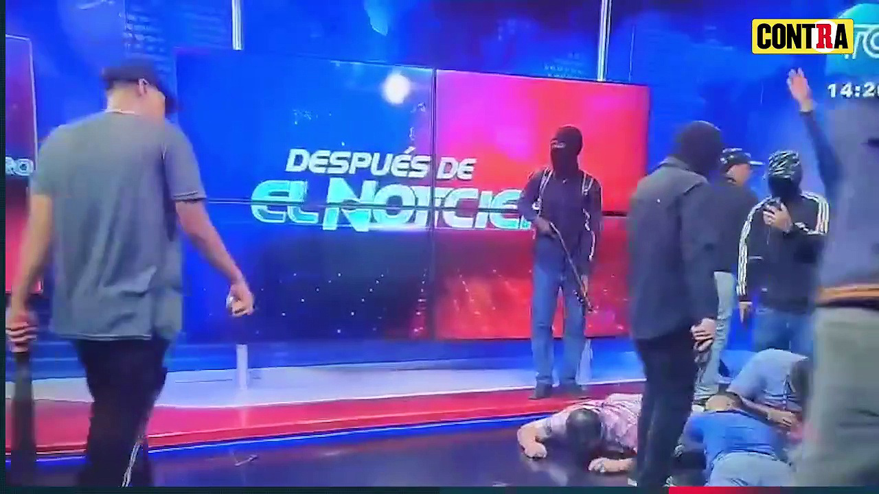 Periodistas del Canal TC Televisión de Ecuador tomados como rehenes en trasmisión en vivo.