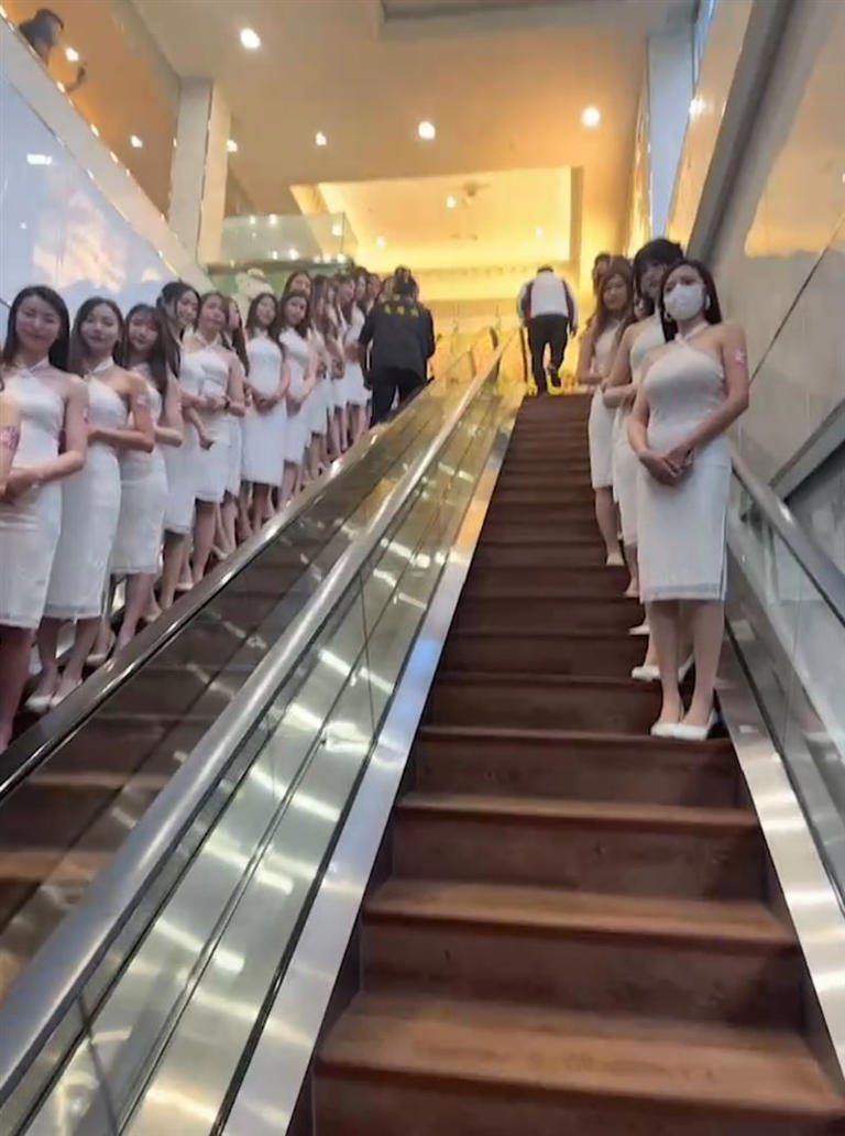 108名禮生身穿白色合身小禮服，從一樓站到2樓迎賓。（圖／「臺北鈊泰美禮生」授權提供）
