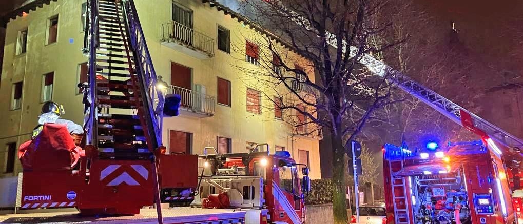 Incendio Nella Notte. Fiamme In Condominio. Una Donna Salvata Dai ...