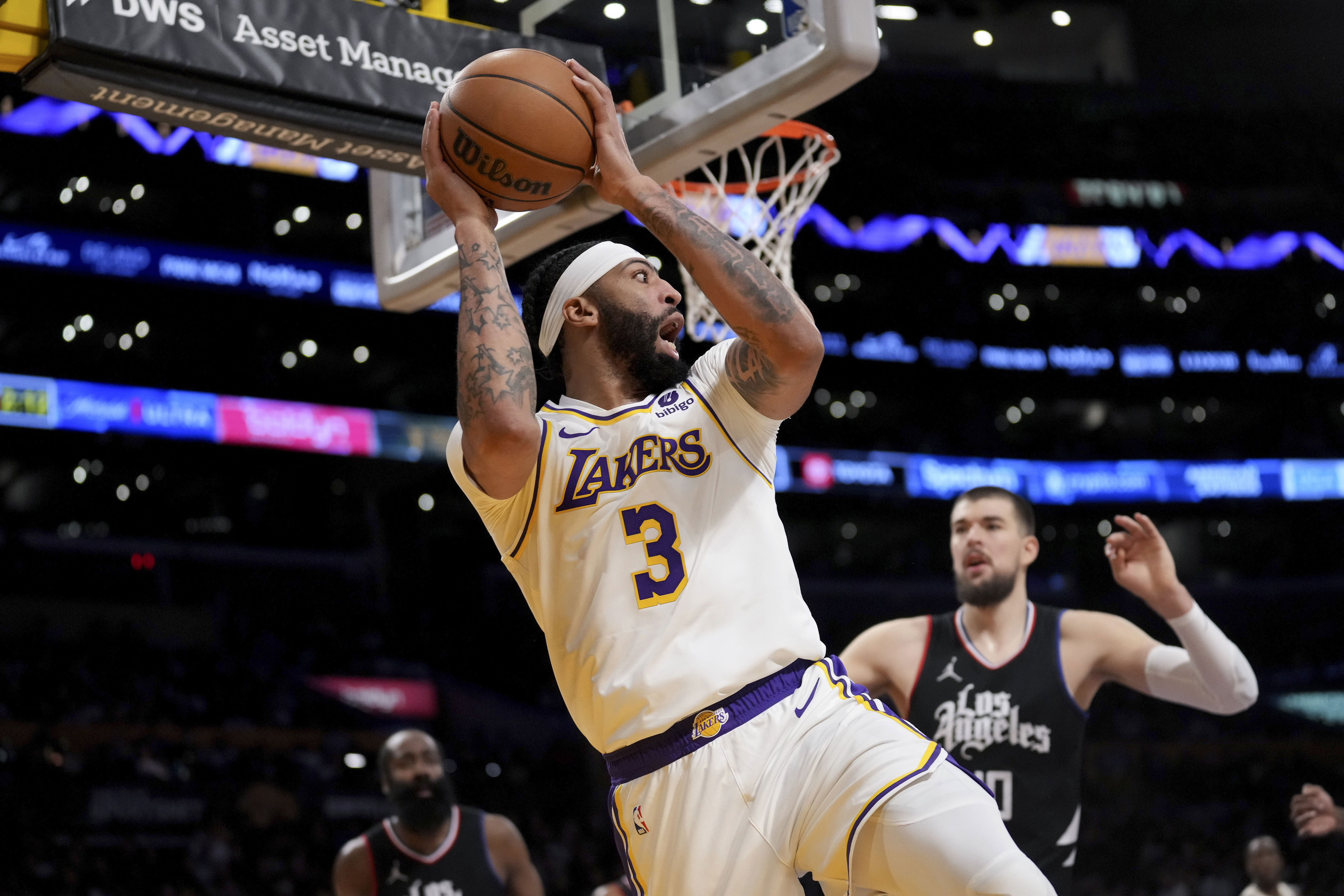 Lakers End Losing Streak With Victory Over Clippers