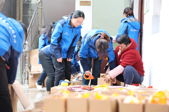 平乐县融媒体中心工作人员给柿饼和石崖茶打包装箱。唐冬欢摄