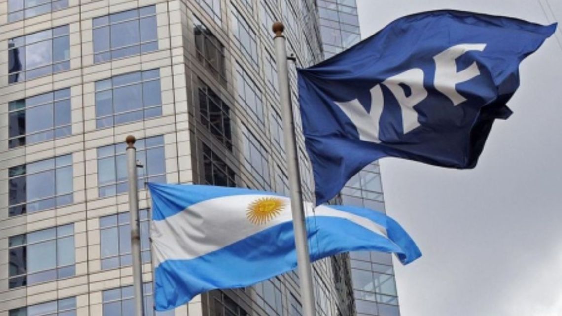 el gobierno eliminó a ypf del listado de empresas a privatizar, qué pasará con el banco nación y arsat