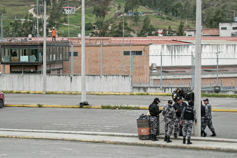 Policiais vigiam arredores da prisão de Turi, na cidade equatoriana de Cuenca, enquanto presos mantinham funcionários cativos em 8 de janeiro de 2024