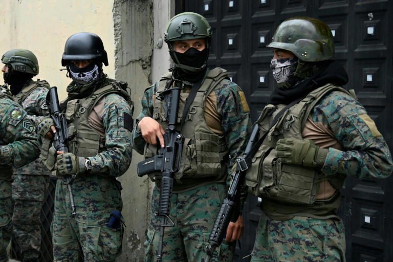 Soldados equatorianos montam guarda do lado de fora do presídio El Inca, em Quito, em 8 de janeiro de 2024