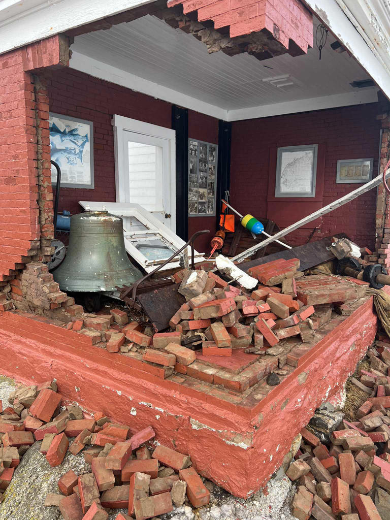 Building at popular Maine lighthouse destroyed in storm