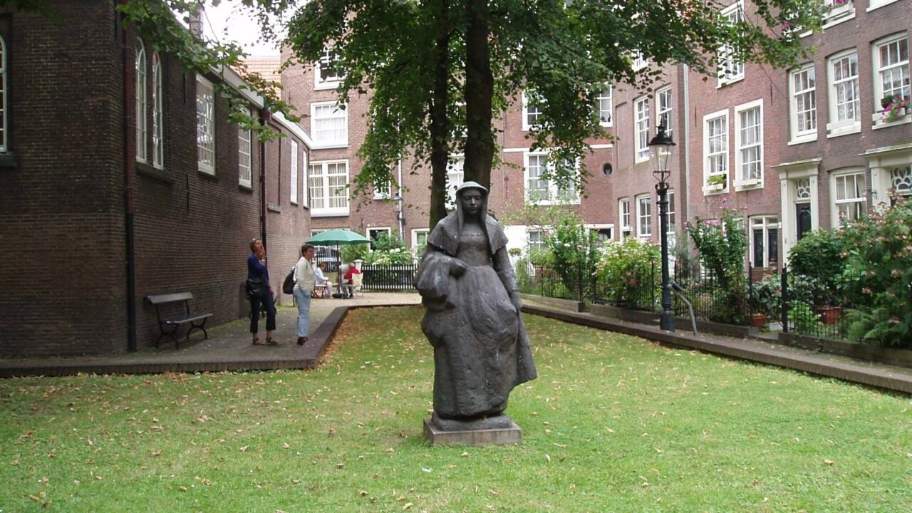 <p>Begijnhof is a tranquil part of the city. You can enjoy and relax in Begijnhof’s garden. It is an inspirational place where many local artists go when they need enlightenment for their future projects.</p>