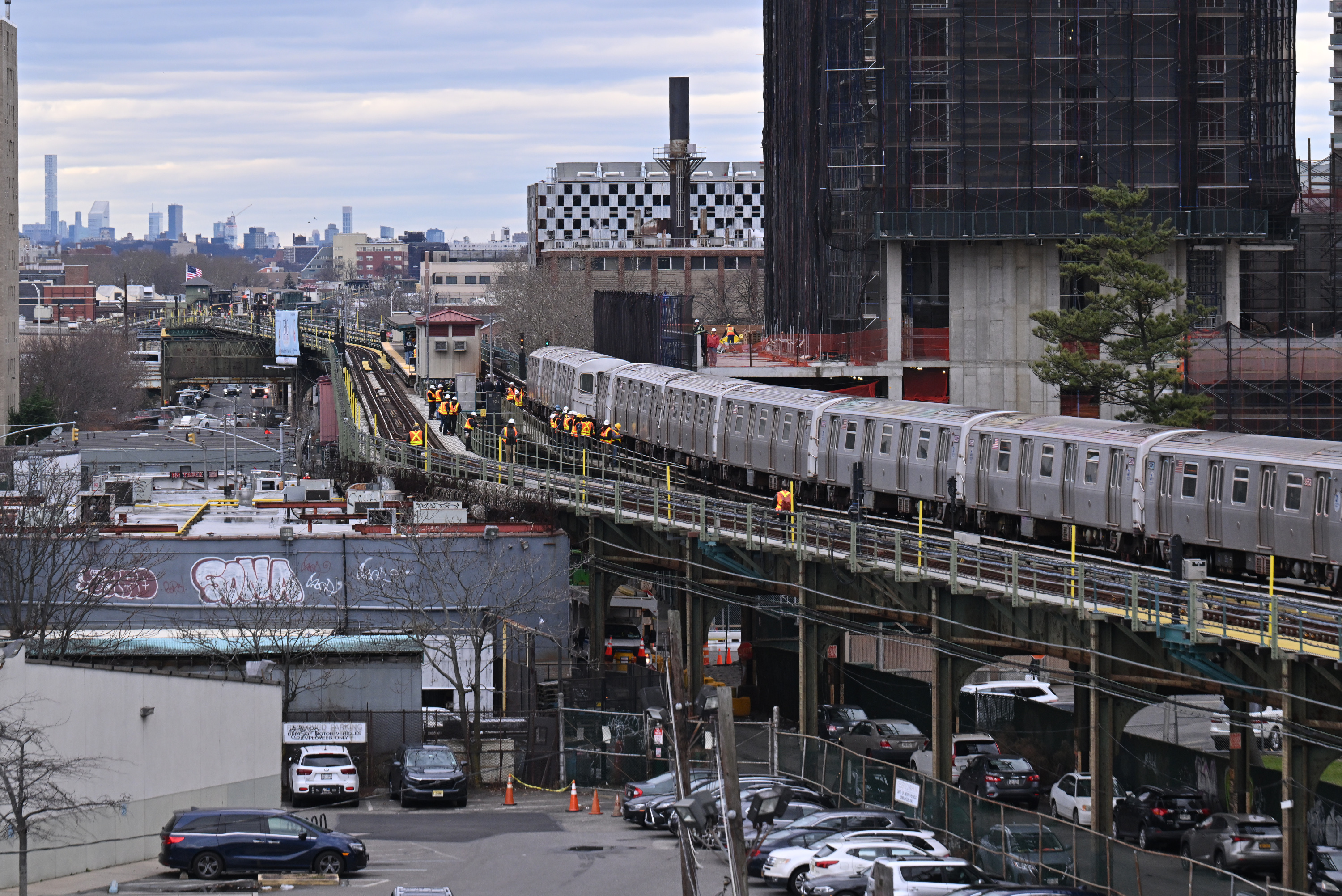 NYC Train Jumps Track Sparking Commuter Chaos Just Days After Last   AA1mLSEC.img