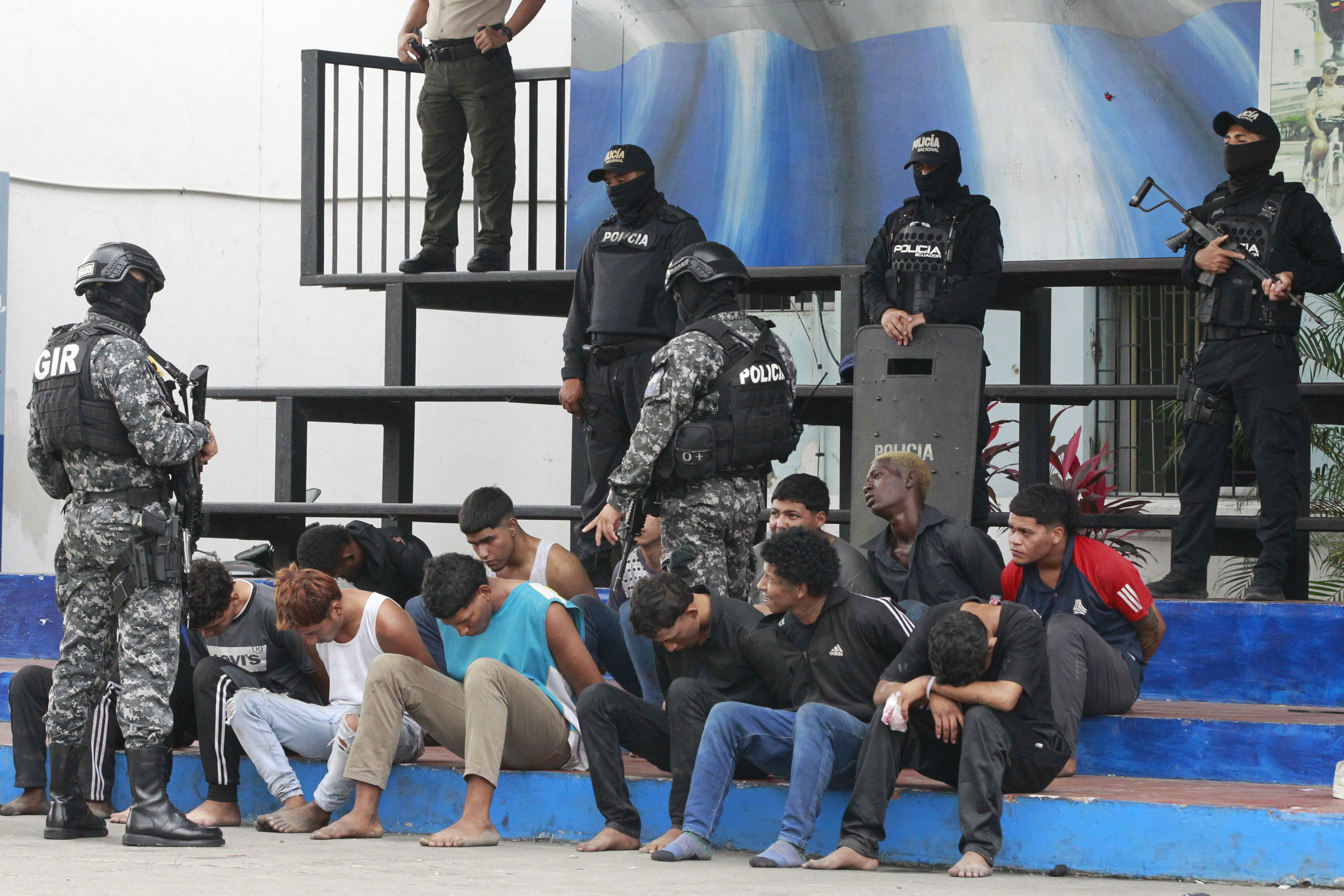ecuador: aumenta número de funcionarios secuestrados tras más motines carcelarios