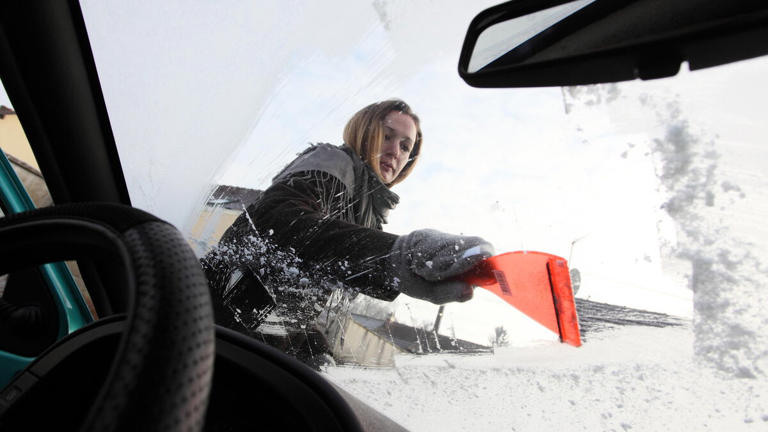 Voiture : les erreurs à éviter en hiver pour dégivrer et démarrer