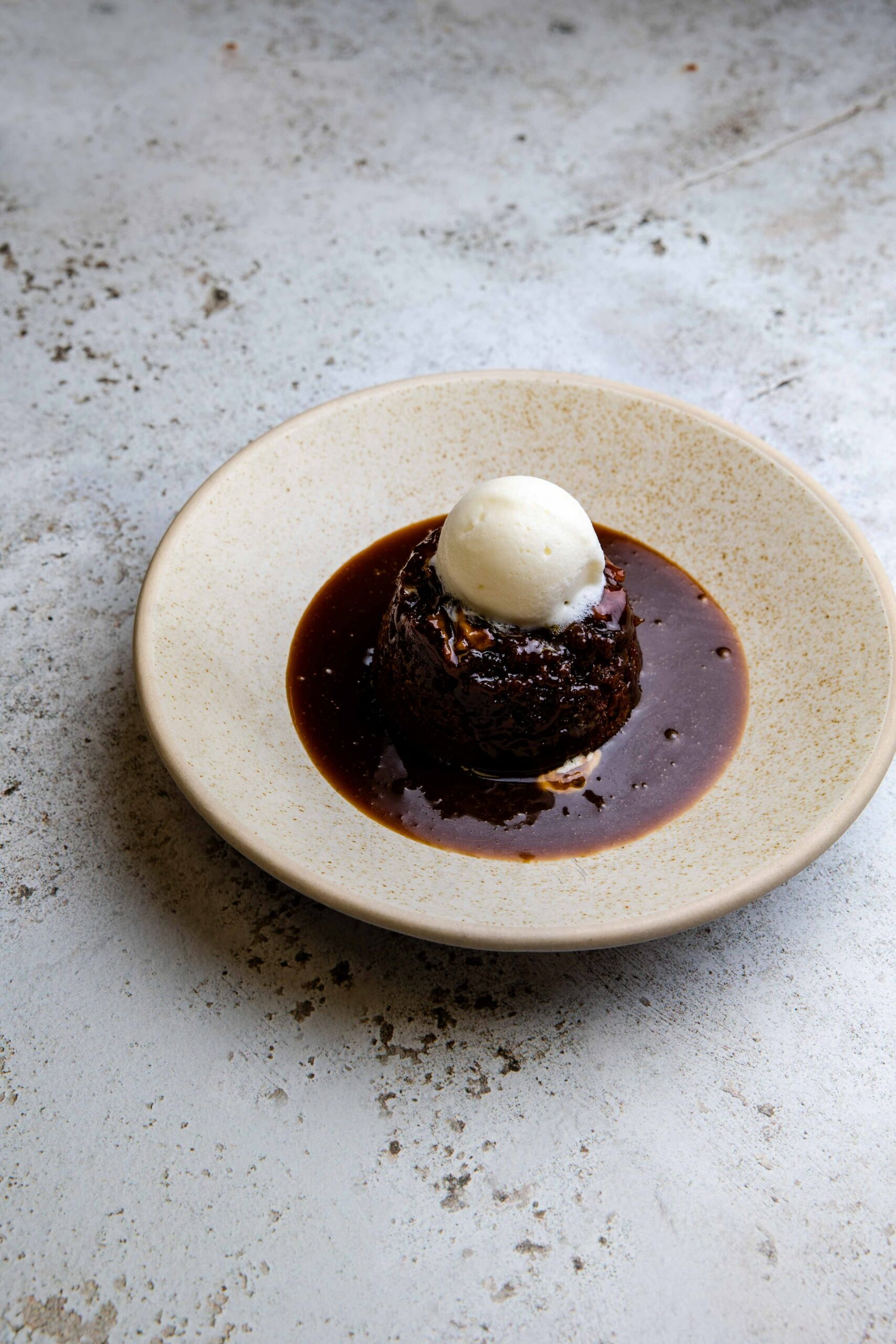 Gordon Ramsay's got nothing on us! Indulge in this decadent sticky toffee pudding recipe that's made in no time at all. Combine 1/4 cup of flour, 1/4 cup of brown sugar, 1/4 cup of milk, 1 egg, and 1/2 teaspoon of baking soda. Microwave for 1-2 minutes and let cool. For the sauce, mix 1/4 cup of brown sugar, 2 tablespoons of butter, and 2 tablespoons of cream, then microwave for 1 minute. Pour over the pudding for a sticky, sweet treat and enjoy!