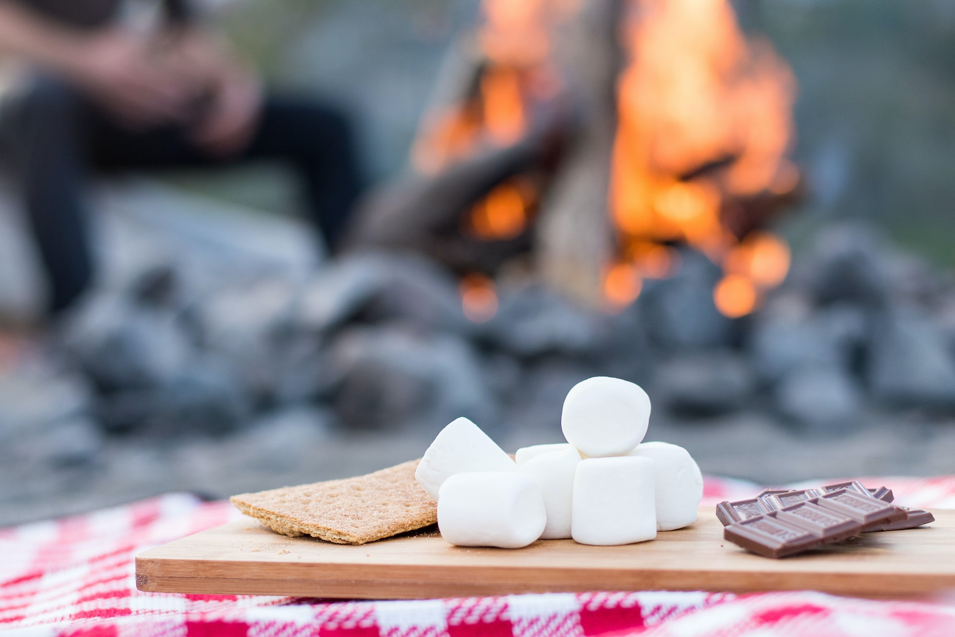 Create this campfire favourite right in your own home with a microwave! Just layer chocolate chips and marshmallows in a dish, microwave until gooey and melted, and then dip with some graham crackers. It's a fun, super easy-to-make, communal dessert that'll bring smiles to everyone's faces.