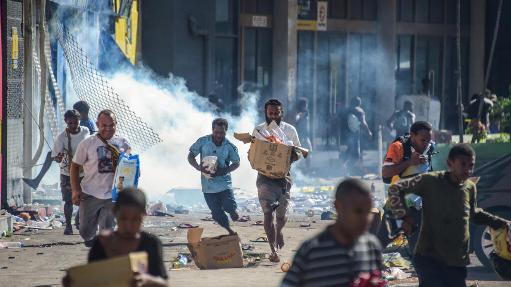 la papouasie-nouvelle-guinée déclare l'état d'urgence dans la capitale après des émeutes meurtrières