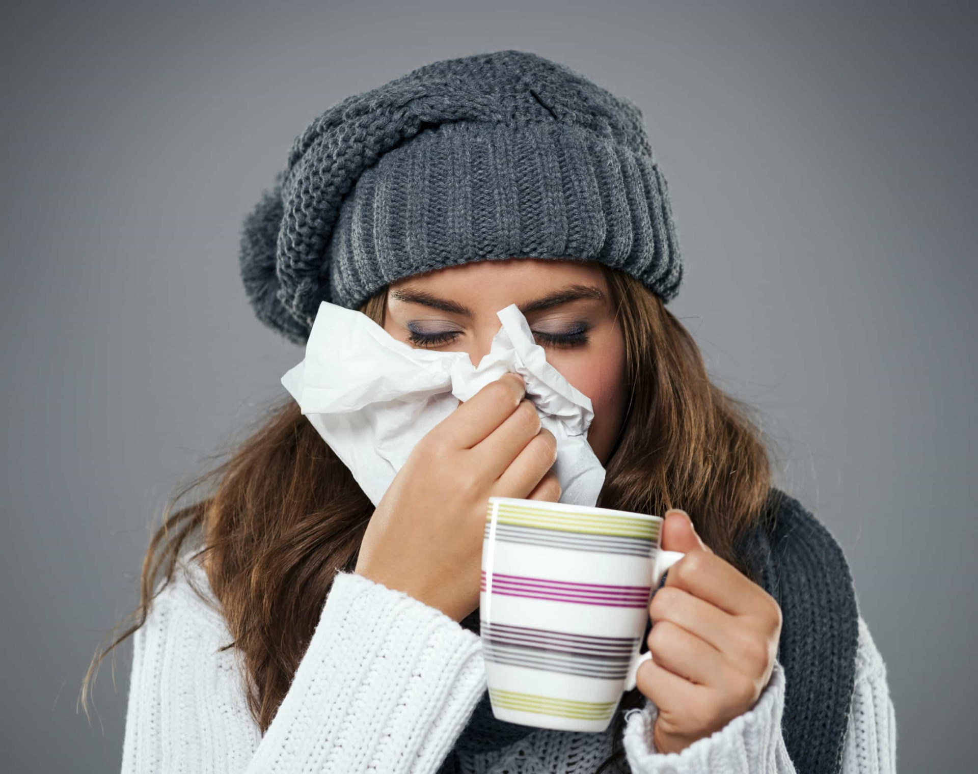 Можно ли заболеть гриппом. Простудные заболевания. Простуда. Сезонная простуда. Девушка болеет.