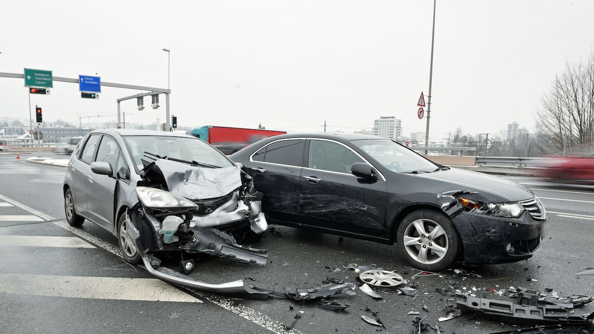 unfall in der stadt luzern: autos krachen frontal ineinander – drei personen verletzt