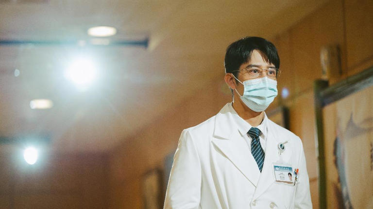 胡宇威飾演醫師「吳智凱」。（圖／大愛提供）