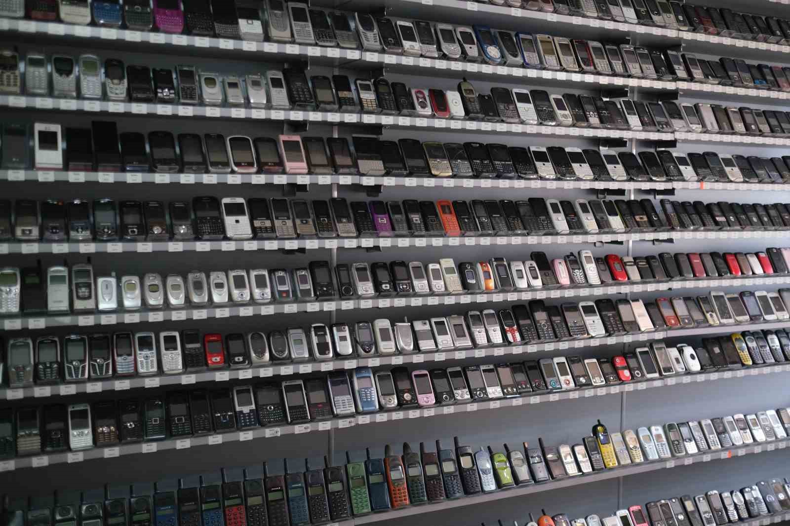 dünya rekoru kırdığı cep telefonu koleksiyonunu cem yımaz’a hediye etmek istiyor
