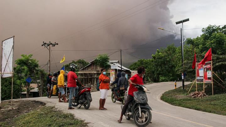 gunung lewotobi erupsi 12 kali, masyarakat diminta waspadai potensi banjir lahar dingin