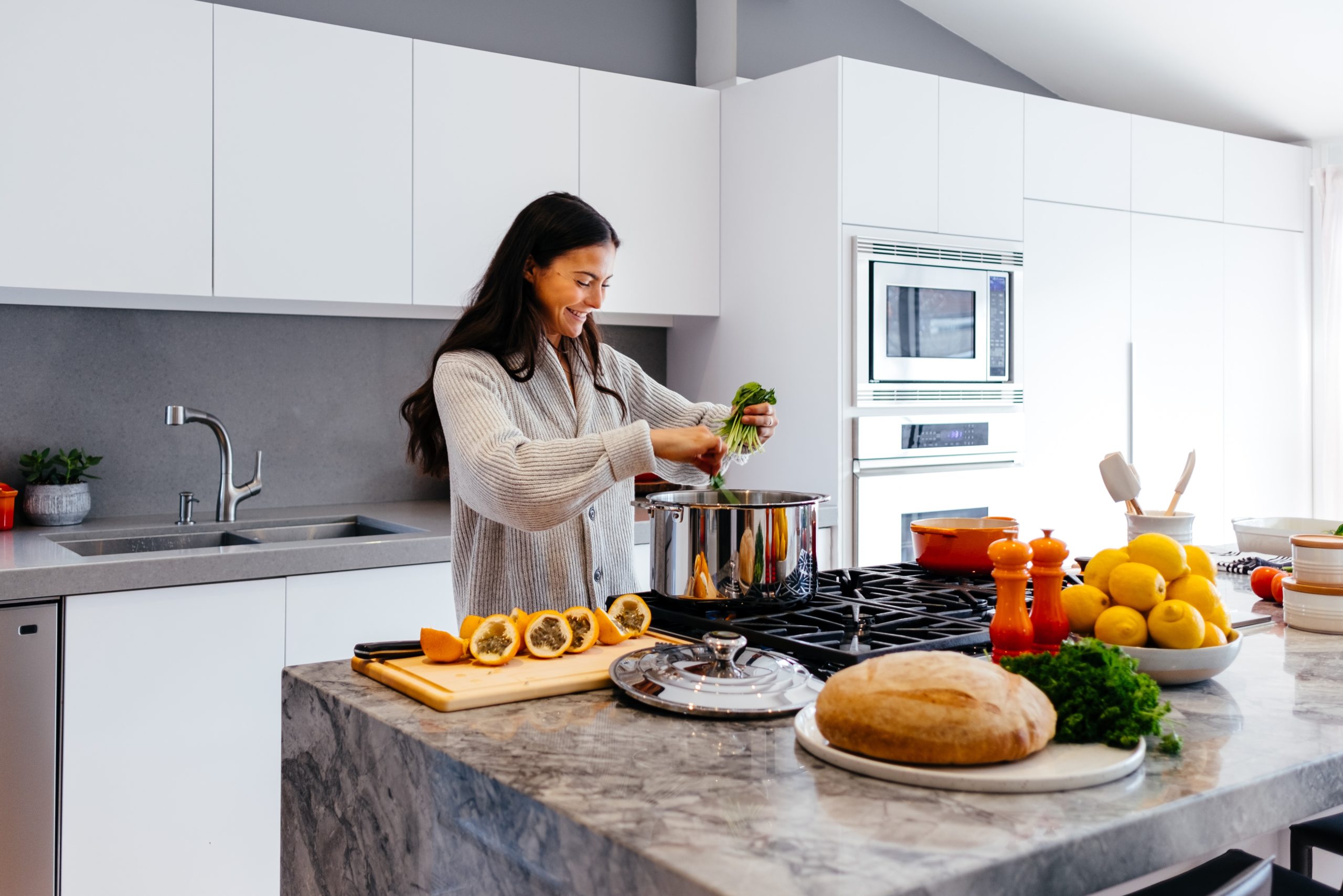 πώς να εξοικονομήσετε χρόνο και χρήματα όταν μαγειρεύετε στο σπίτι – το έξυπνο κόλπο που προτείνει ειδικός