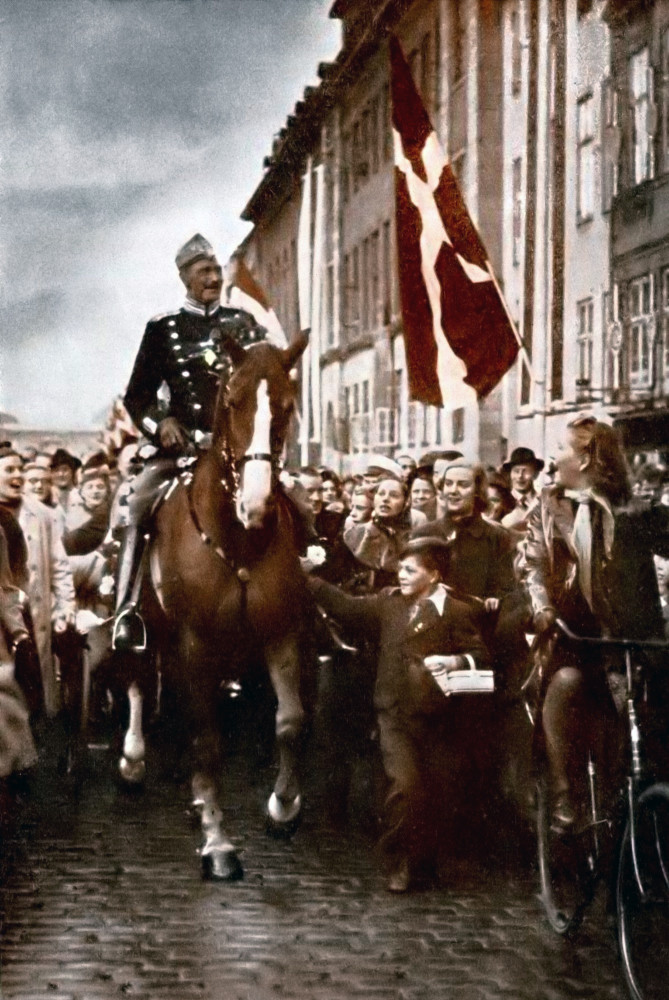 <p>Uma crise constitucional ocorreu em 1920 na Dinamarca, quando o Rei Cristiano X usou seu poder de reserva para dissolver todo o parlamento. As pessoas ficaram indignadas e movimentos para destituir a monarquia por completo surgiram. No entanto, ele recuou e assumiu o papel simbólico que a monarquia na Dinamarca tem hoje.</p><p><a href="https://www.msn.com/pt-br/community/channel/vid-7xx8mnucu55yw63we9va2gwr7uihbxwc68fxqp25x6tg4ftibpra?cvid=94631541bc0f4f89bfd59158d696ad7e">Siga-nos e tenha acesso a um excelente conteúdo exclusivo todos os dias</a></p>
