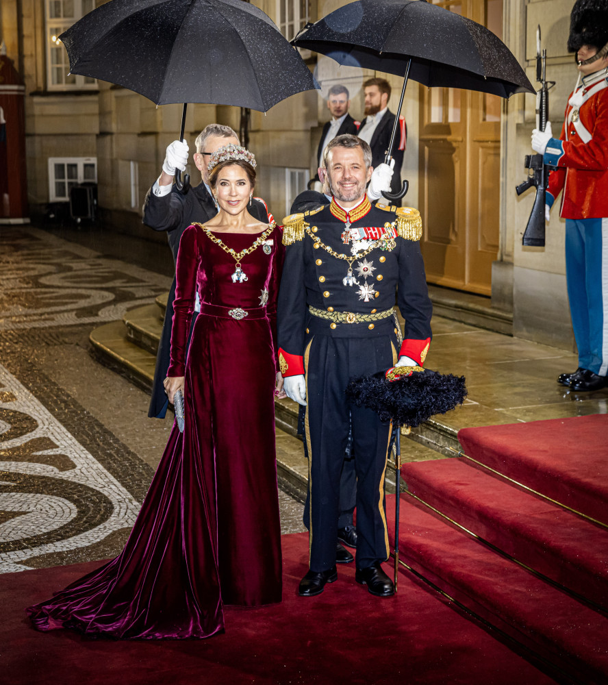 <p>"Le dimanche 14 janvier 2024, Son Altesse Royale le Prince héritier montera sur le trône du Danemark en tant que Sa Majesté le Roi Frederik X. Au même moment, Son Altesse Royale la princesse héritière sera connue sous le nom de Sa Majesté la reine Mary", a déclaré la Cour royale danoise dans un communiqué, selon une traduction anglaise. "Le couple royal portera désormais le titre de Roi et de Reine du Danemark."</p> <p>Sources: (Scandinavia Standard) (People) (Britannica) (Denmark.dk) (Visit Denmark) (The Royal House - Kongehuset)</p> <p>Découvrez aussi: <a href="https://www.starsinsider.com/fr/people/422138/combien-vaut-la-famille-royale-britannique">Combien vaut la famille royale britannique ?</a></p><p><a href="https://www.msn.com/fr-fr/community/channel/vid-7xx8mnucu55yw63we9va2gwr7uihbxwc68fxqp25x6tg4ftibpra?cvid=94631541bc0f4f89bfd59158d696ad7e">Suivez-nous et accédez tous les jours à du contenu exclusif</a></p>