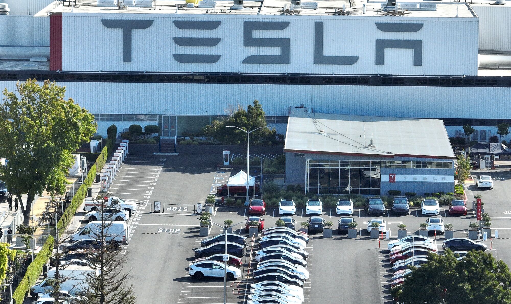 tesla boosts pay for us factory workers that the uaw wants to unionize