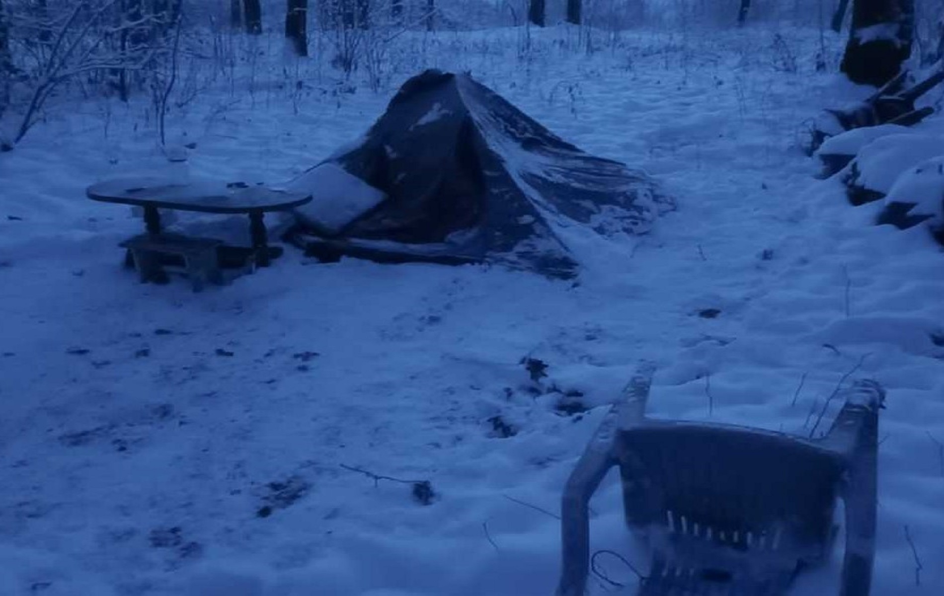 nie zważali na śnieg i mróz. przy -20 stopniach celsjusza spali w namiocie. zareagowała policja