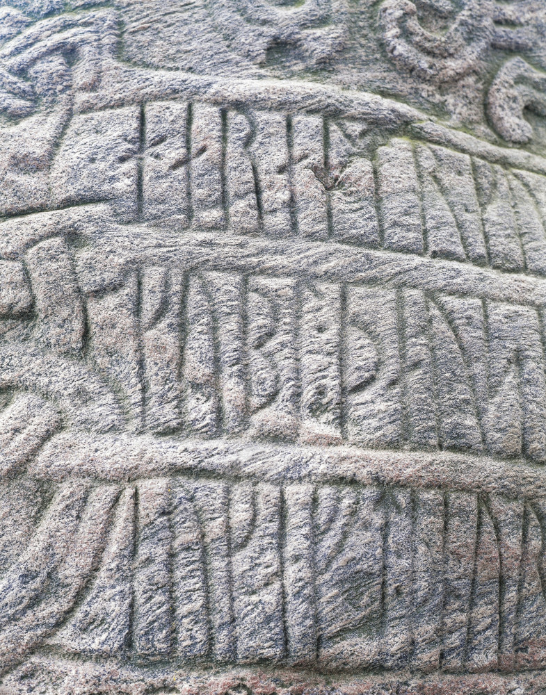 <p>La rune elle-même est considérée comme le certificat de baptême du pays. Elle figure même sur les passeports danois. Aujourd'hui, les monuments de Jelling sont considérés comme les plus beaux monuments de l'ère viking.</p><p><a href="https://www.msn.com/fr-fr/community/channel/vid-7xx8mnucu55yw63we9va2gwr7uihbxwc68fxqp25x6tg4ftibpra?cvid=94631541bc0f4f89bfd59158d696ad7e">Suivez-nous et accédez tous les jours à du contenu exclusif</a></p>