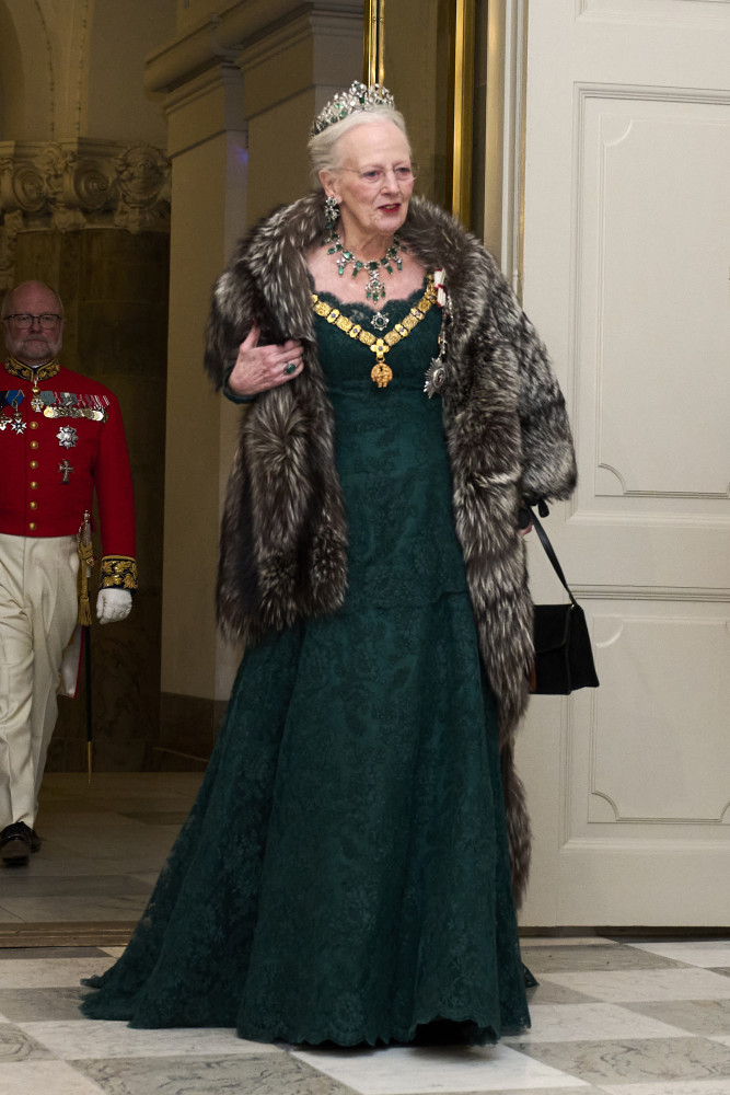 <p>La reine Margrethe II est la monarque régnant au Danemark depuis 1972. Elle est la seule reine régnante au monde.</p><p>Tu pourrais aussi aimer:<a href="https://www.starsinsider.com/n/425413?utm_source=msn.com&utm_medium=display&utm_campaign=referral_description&utm_content=648976"> Les célébrités qui adorent se déplacer à moto</a></p>