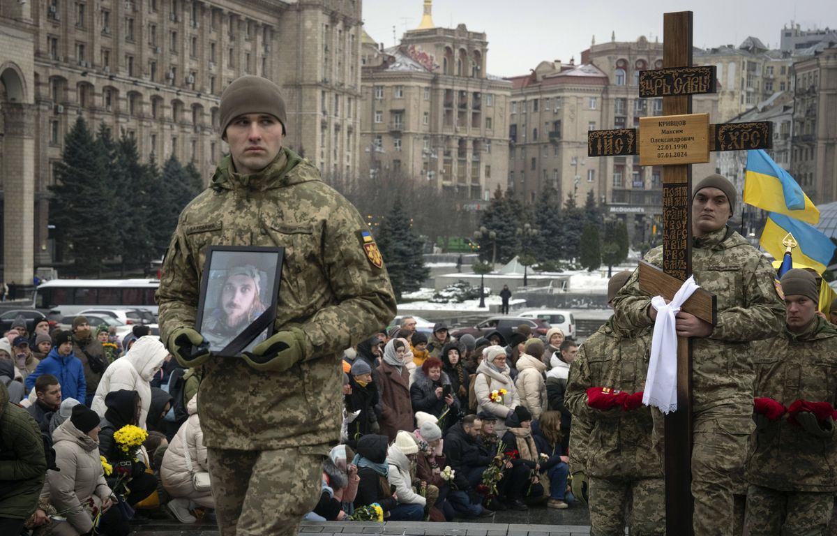 guerre en ukraine : kiev pleure son poète disparu et zelensky poursuit sa tournée