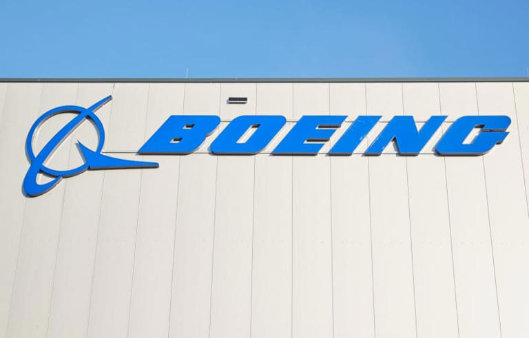 Airbus continues to overtake Boeing, logging order record for 2023