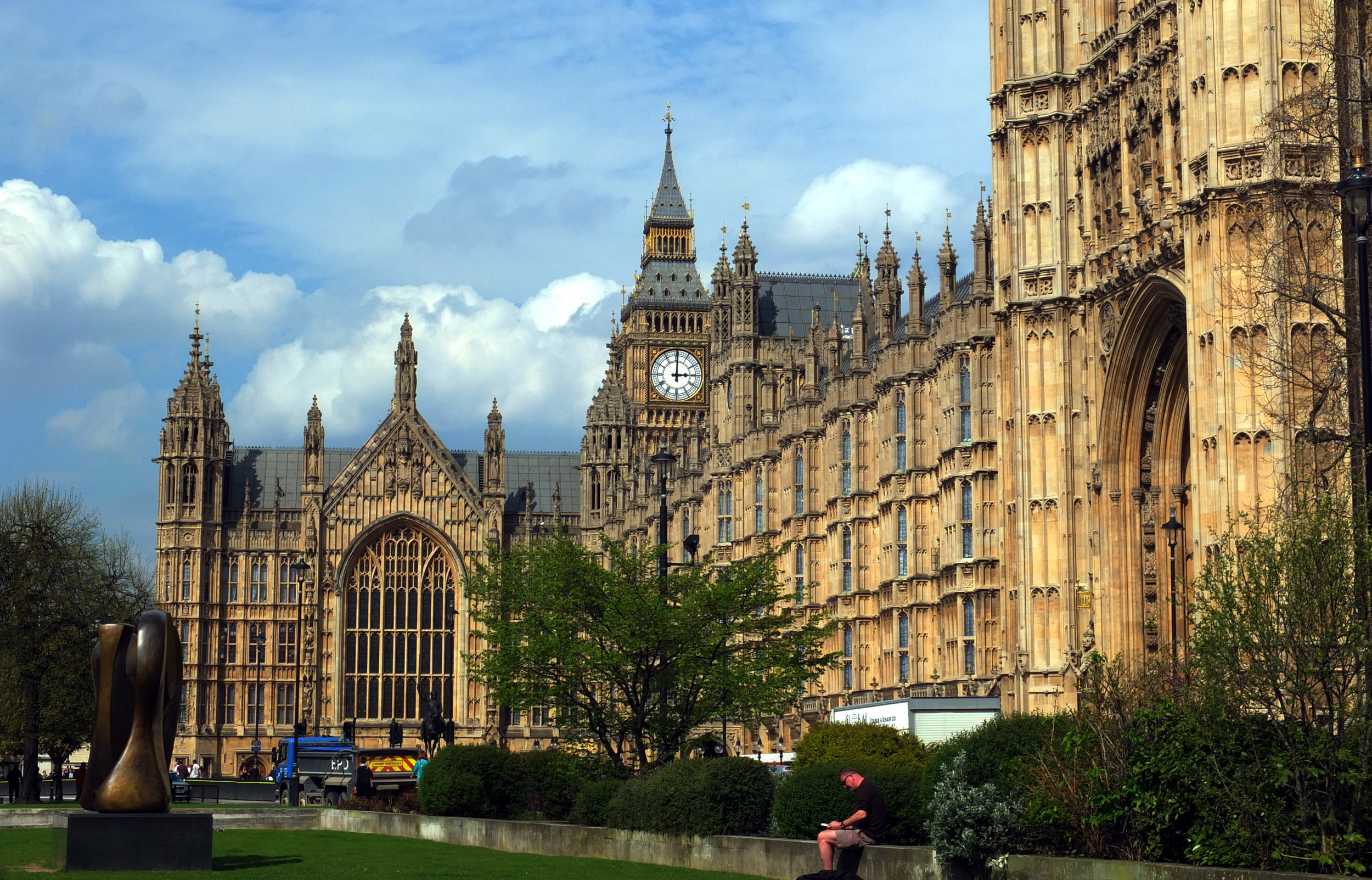 London was founded in. Здание парламента Великобритании. Houses of Parliament in London близко. The Houses of Parliament (здание парламента).. Вестминстерский дворец фасад.