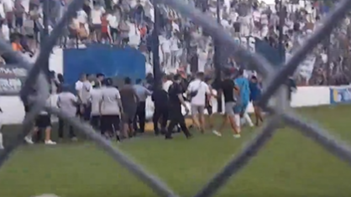 violencia en el fútbol cordobés: un partido terminó en una batalla campal entre hinchas y jugadores