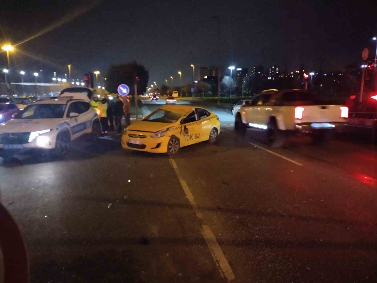 pendik’te ticari taksi ile otomobil çarpıştı: 1 yaralı