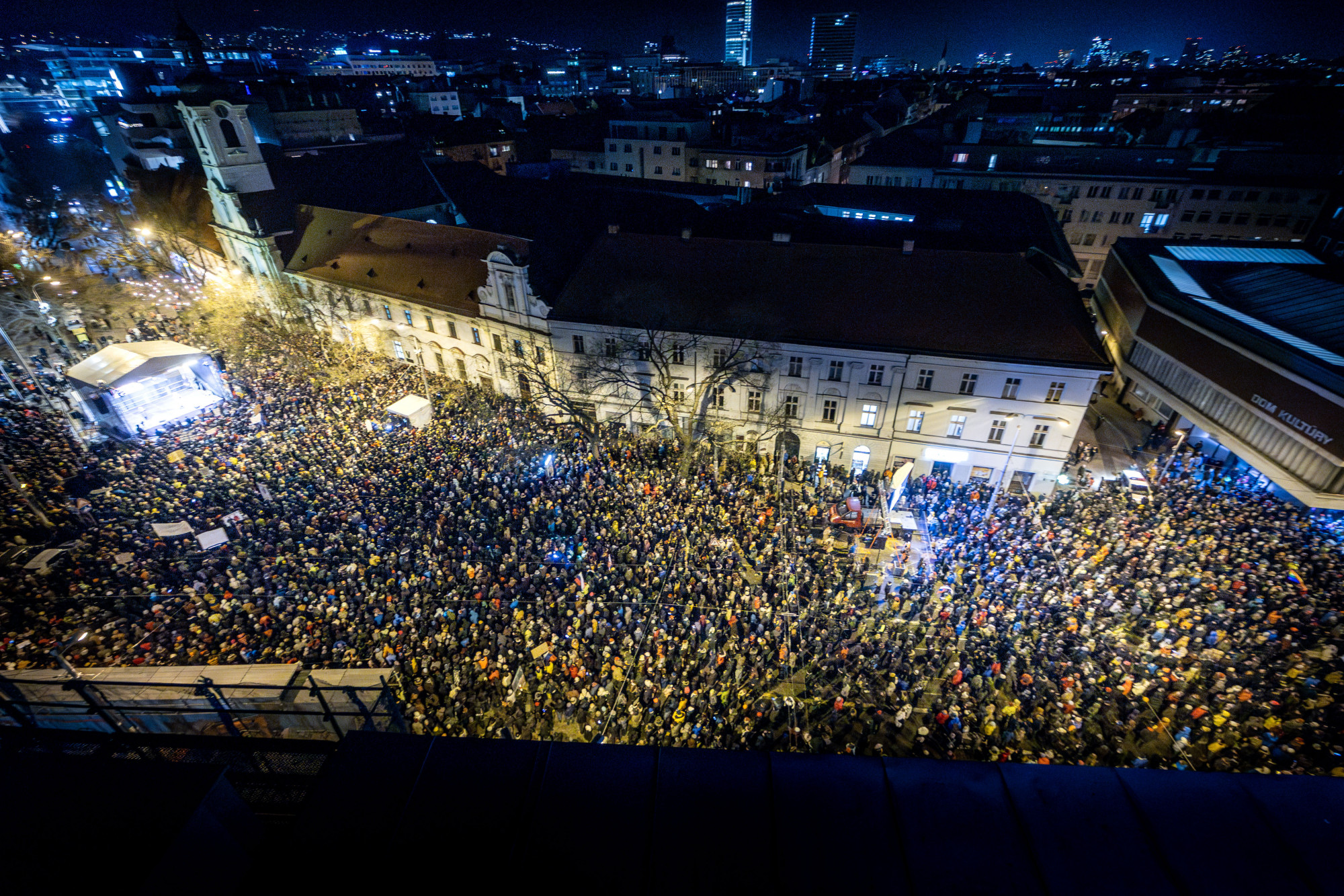 egyszerre tüntettek a fico-kormány ellen szlovákia nagyvárosaiban