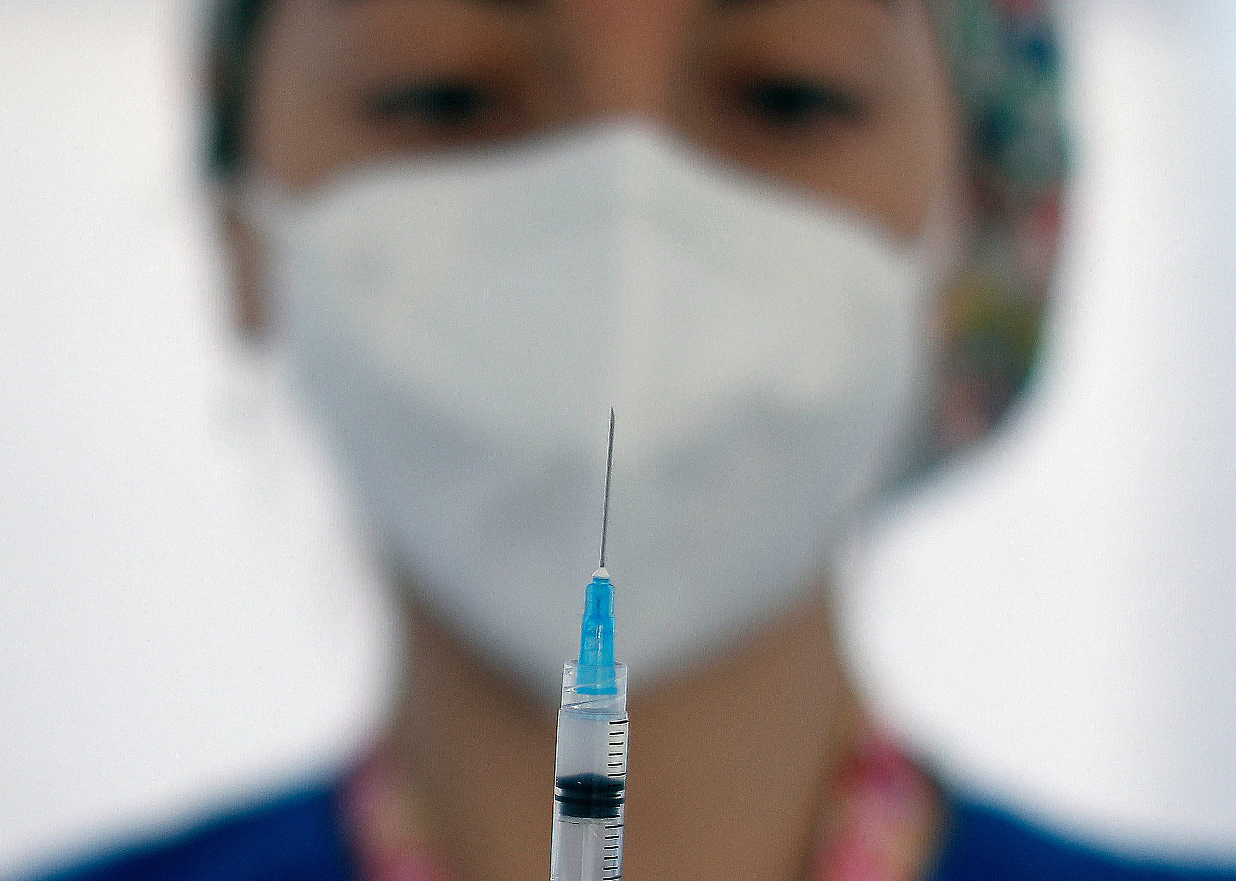 en medio del auge de “pirola”: cómo saber si debería volver a vacunarme contra el covid-19