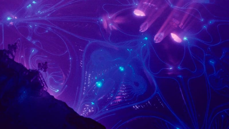ufo ve tvaru medúzy nad americkou základnou. tohle video pentagon několik let tajil