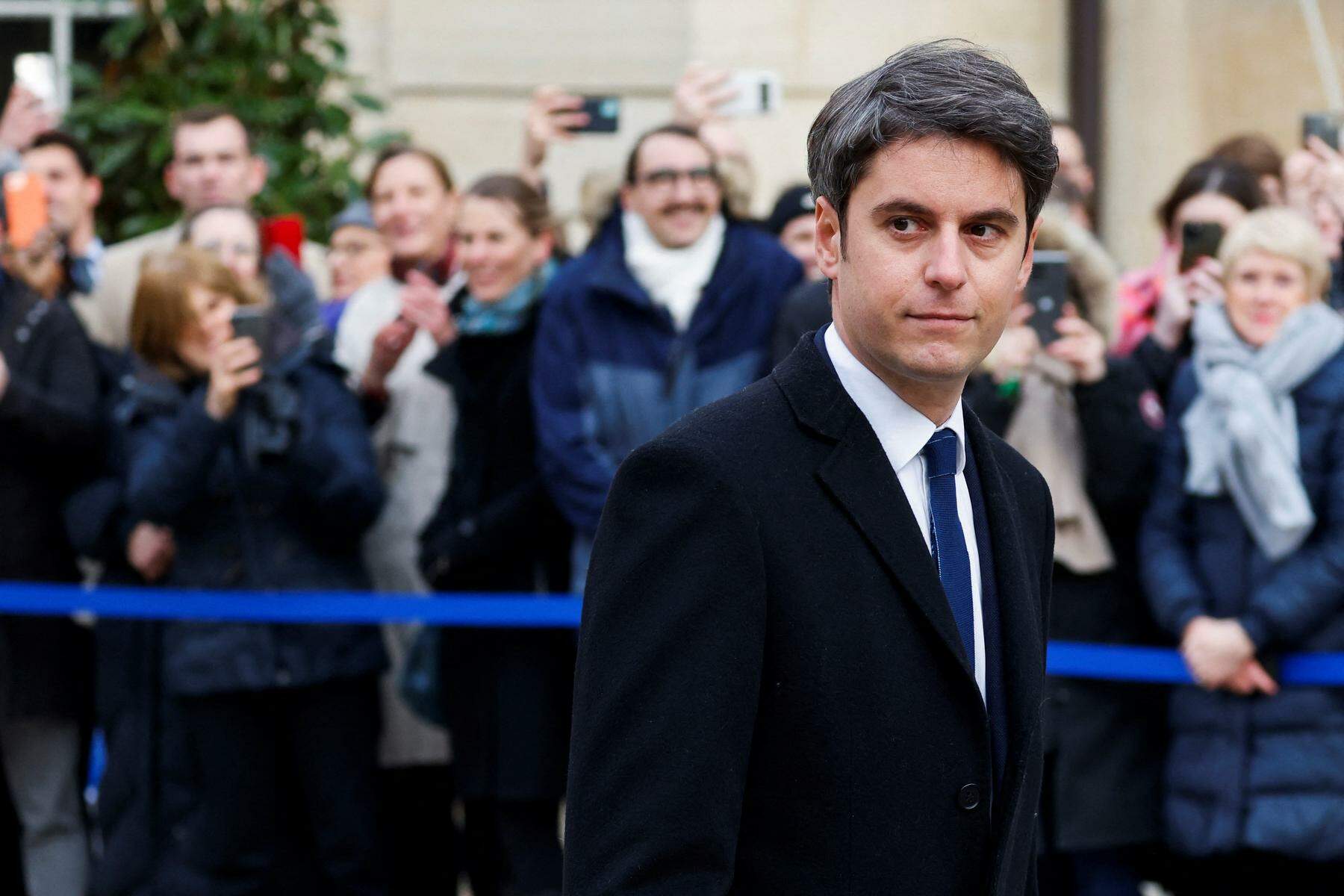 frankreichs premier gabriel attal startet mit einem ministerkabinett aus bisherigen
