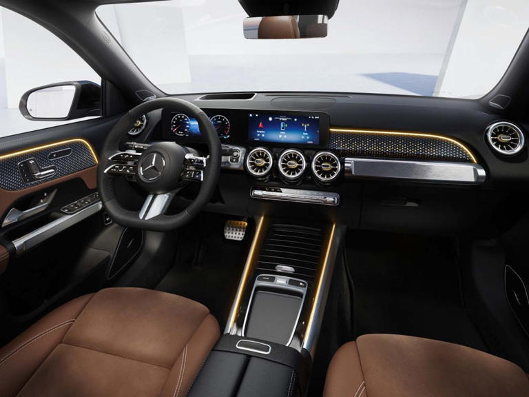 車內採用新世代數位座艙，以雙10.25吋螢幕與氣氛燈構成。