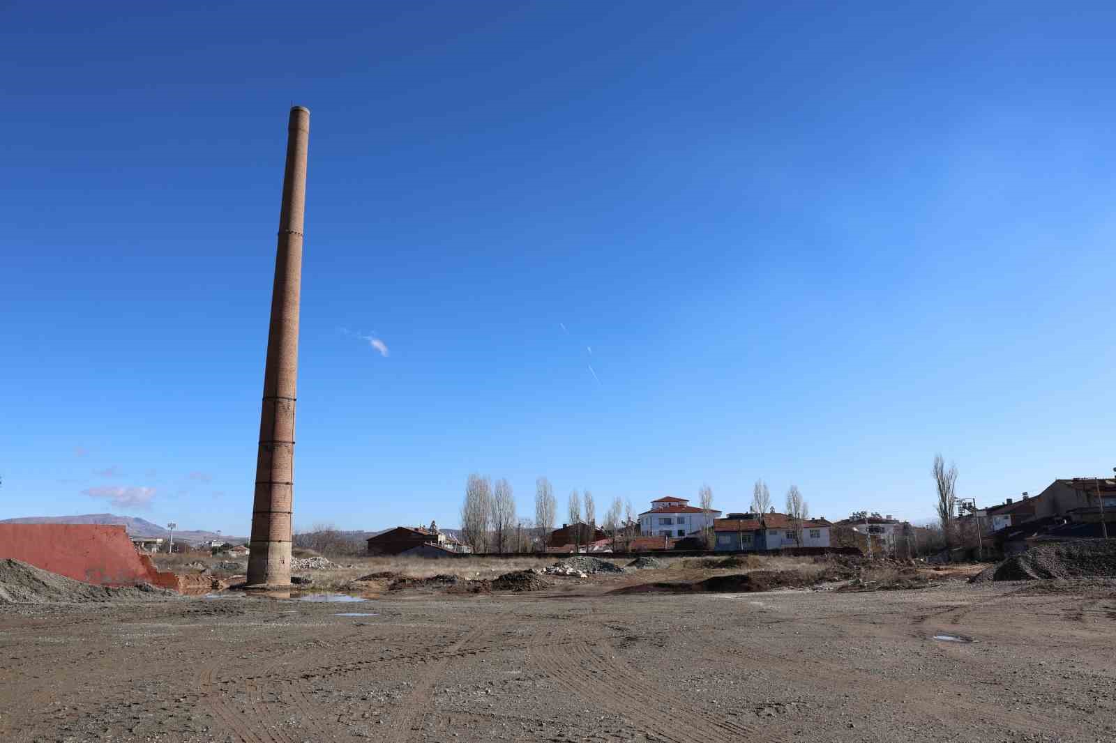 fabrikası olmayan 40 metrelik baca, 6 büyük depreme rağmen 72 yıldır ayakta duruyor