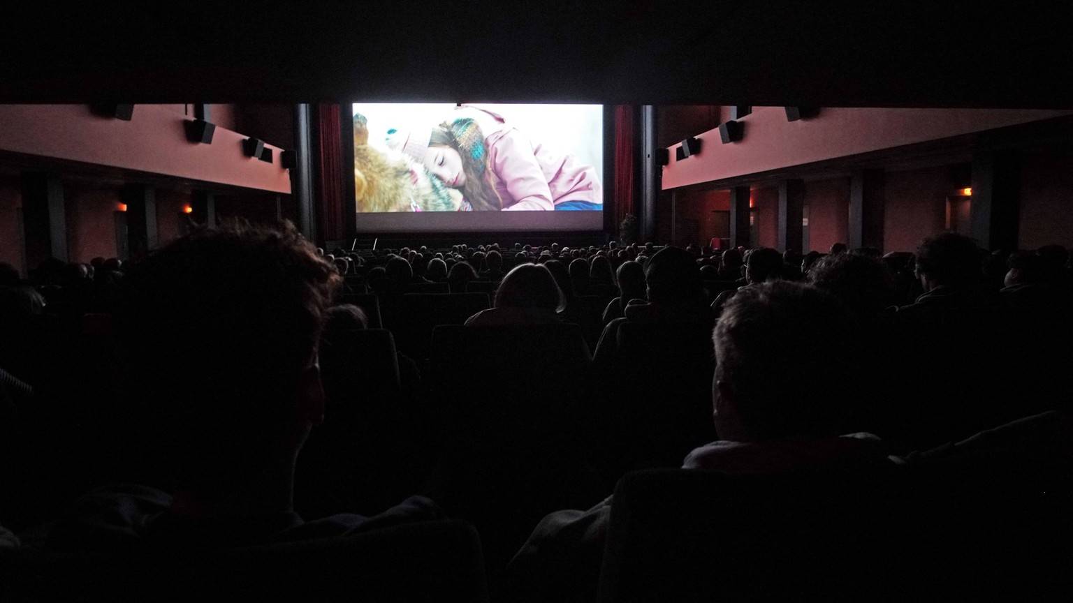 schweizer kinosäle wieder voller – eintritte aber noch immer unter vor-pandemie-niveau