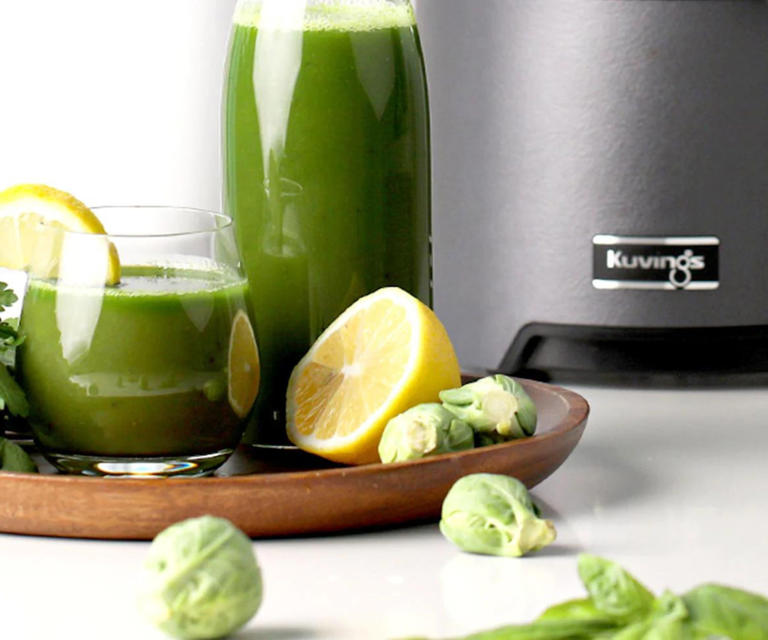 Green juice vs smoothies − which is better? Health experts weigh in