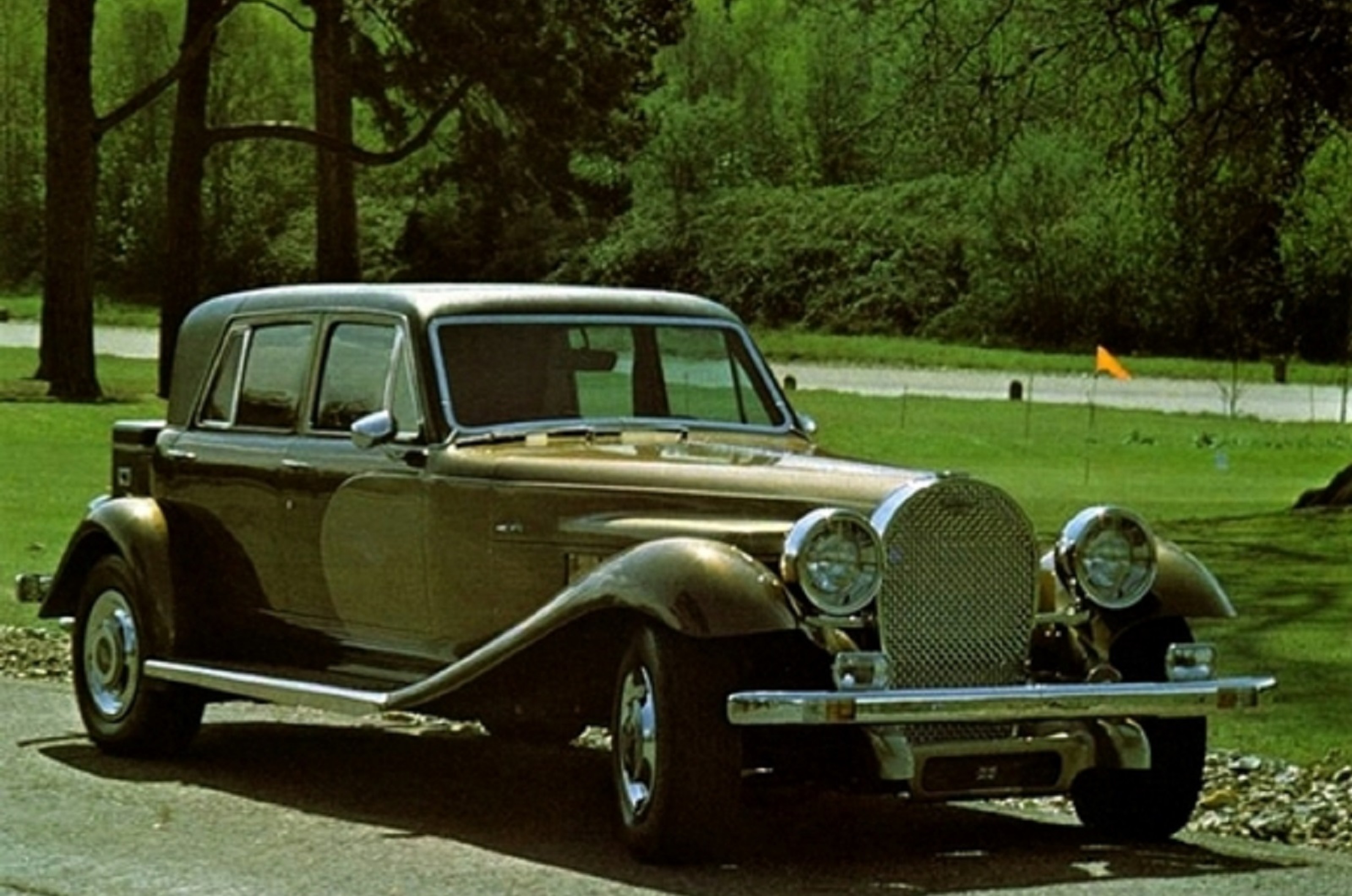 <p>La Panther De Ville a été construite comme un pastiche des voitures de luxe des années 1930, avec une grande influence de la Bugatti Royale dans son apparence. L'apparence de la Panther De Ville était divertissante et effrontée, mais sous le capot se trouvait une ingénierie sérieuse avec une suspension et des moteurs Jaguar, y compris l'option du V12.</p>  <p>À l'intérieur, la De Ville pouvait être aménagée comme l'acheteur le souhaitait, avec du bois, du cuir et des moquettes épaisses de série. Les clients pouvaient également ajouter une armoire à boissons, un système de climatisation et une télévision.</p>