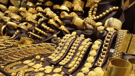 gold prices down by ₹1000, silver rates unchanged on january 12: check city-wise prices